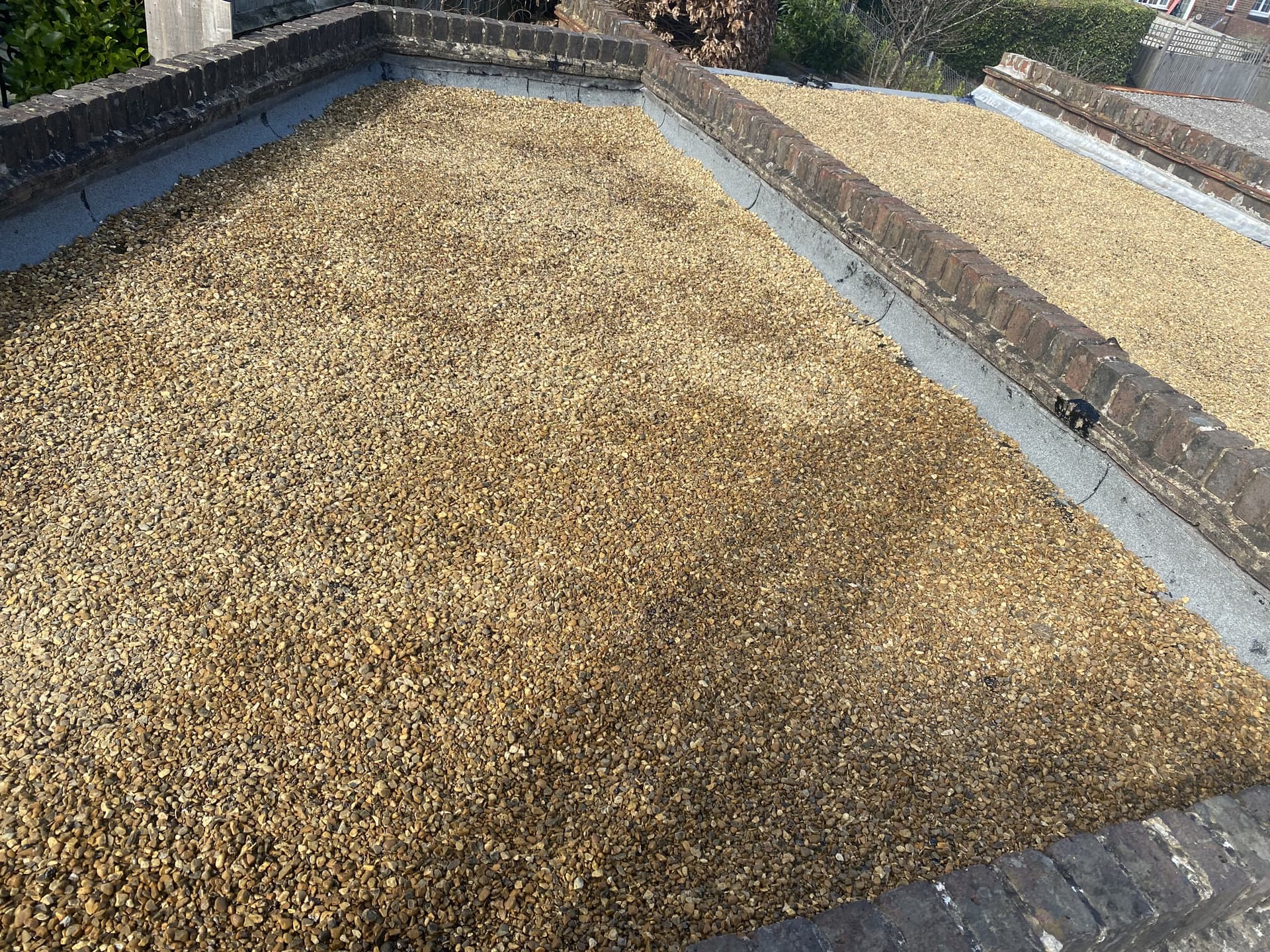 Flat roof with gravel finish and parapet
