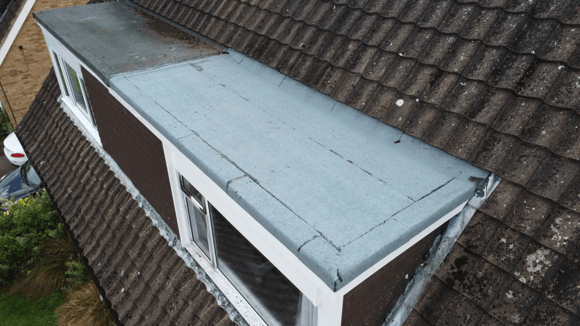 Flat roof with fascia edge detail